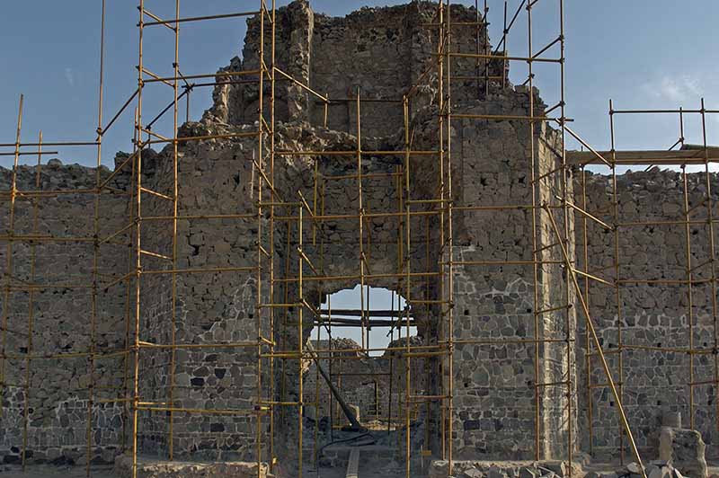 همه چیز در مورد قلعه سنگی پرند سلام دوستان به وبلاگ خودتون ، وبلاگ اسلامشهر آنلاین خوش اومدید. در این مطلب قصد داریم در مورد قلعه سنگی پرند صحبت کنیم . هر چند بعضی ها اون رو به نام قلعه سنگی رباط کریم می شناسند . هر دو یه جورایی درست هست قبل از شکل گیری شهر جدید پرند این قلعه سنگی در محدوده شهر رباط کریم بود . اما بعد از شکل گیری شهر جدید پرند در تقسیمات جدید در محدوده پرند قرار گرفته. جالبه بدونید به قلعه سنگی پرند ، کارونسرای سنگی پرند هم گفته میشه. البته مطالعات انجام شده ، نشان دهنده این هست که این بنا مربوط به یک قلعه می باشد تا کاروانسرا.